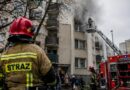 Pożar w bloku na warszawskiej Woli: jak przebiega ewakuacja mieszkańców i jakiego sprzętu używają strażacy?
