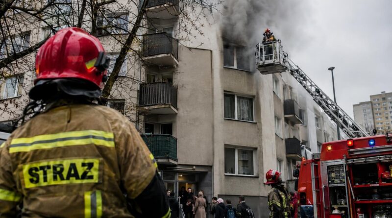 Pożar w bloku na warszawskiej Woli: jak przebiega ewakuacja mieszkańców i jakiego sprzętu używają strażacy?
